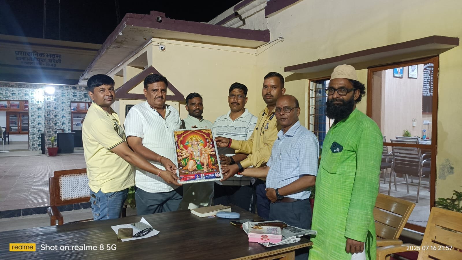 उत्तर प्रदेश के जिला बरेली में राष्ट्रीय मानव अधिकार एसोसिएशन एवं नागरिक एकता समिति द्वारा भोजीपुरा थाना अध्यक्ष को किया सम्मानित