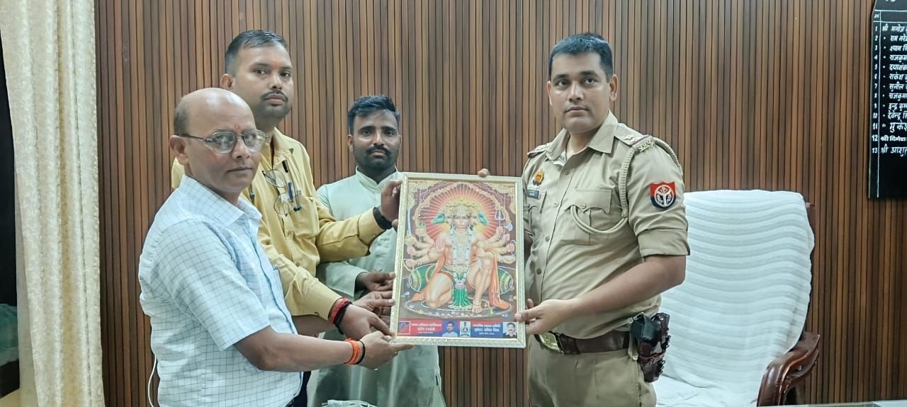 उत्तर प्रदेश के जिला बरेली में राष्ट्रीय मानव अधिकार एसोसिएशन एवं नागरिक एकता समिति द्वारा देवरनिया थाना अध्यक्ष को किया सम्मानित