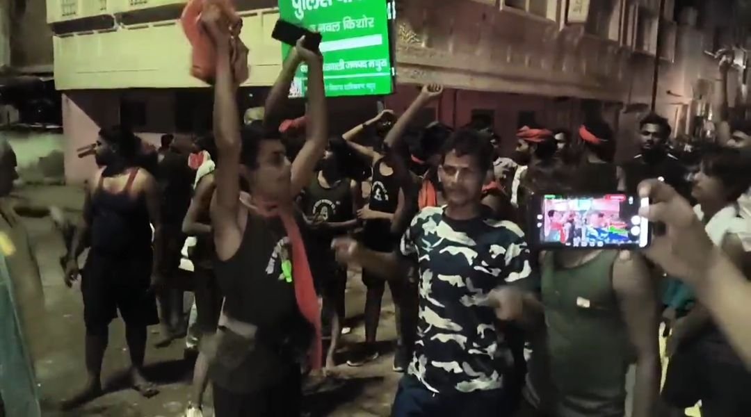 बर्थडे का जश्न मना रहे युवकों ने कांवड़ियों पर किया पथराव