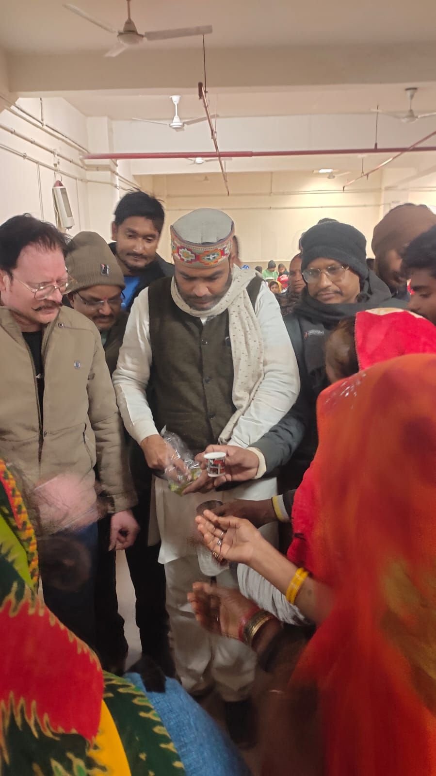 अखिल भारतीय उद्योग व्यापार मंडल द्वारा गुरु गोविंद सिंह जी की जयंती पर अस्पताल में निशुल्क वितरण किया गया चाय और बिस्किट