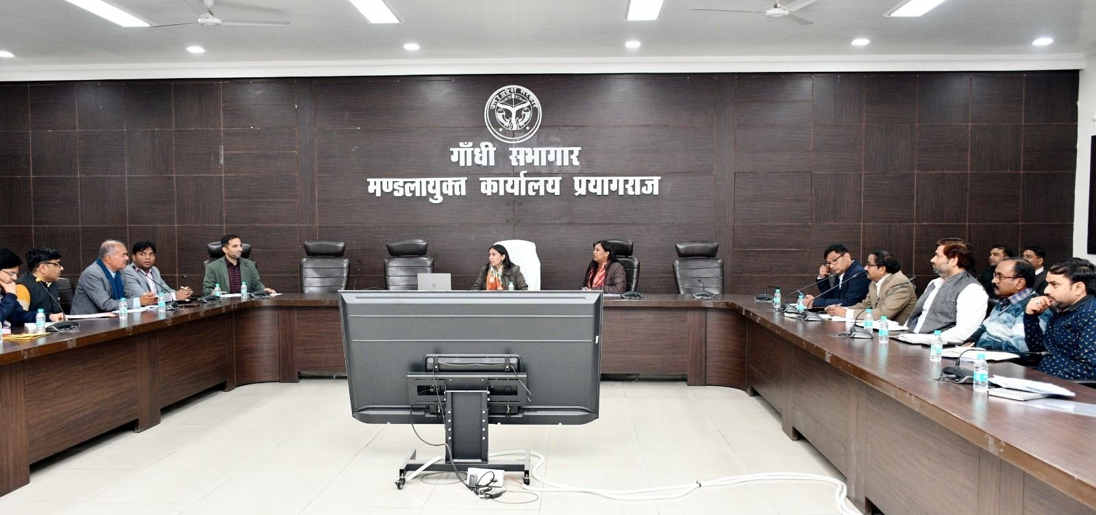 मण्डलायुक्त ने अटल आवासीय विद्यालय में वित्तीय वर्ष 2026-27 में कक्षा-6 व 9 के छात्र-छात्राओं की प्रवेश परीक्षा एवं विद्यालय में शिक्षा की गुणवत्ता के सम्बंध में की बैठक