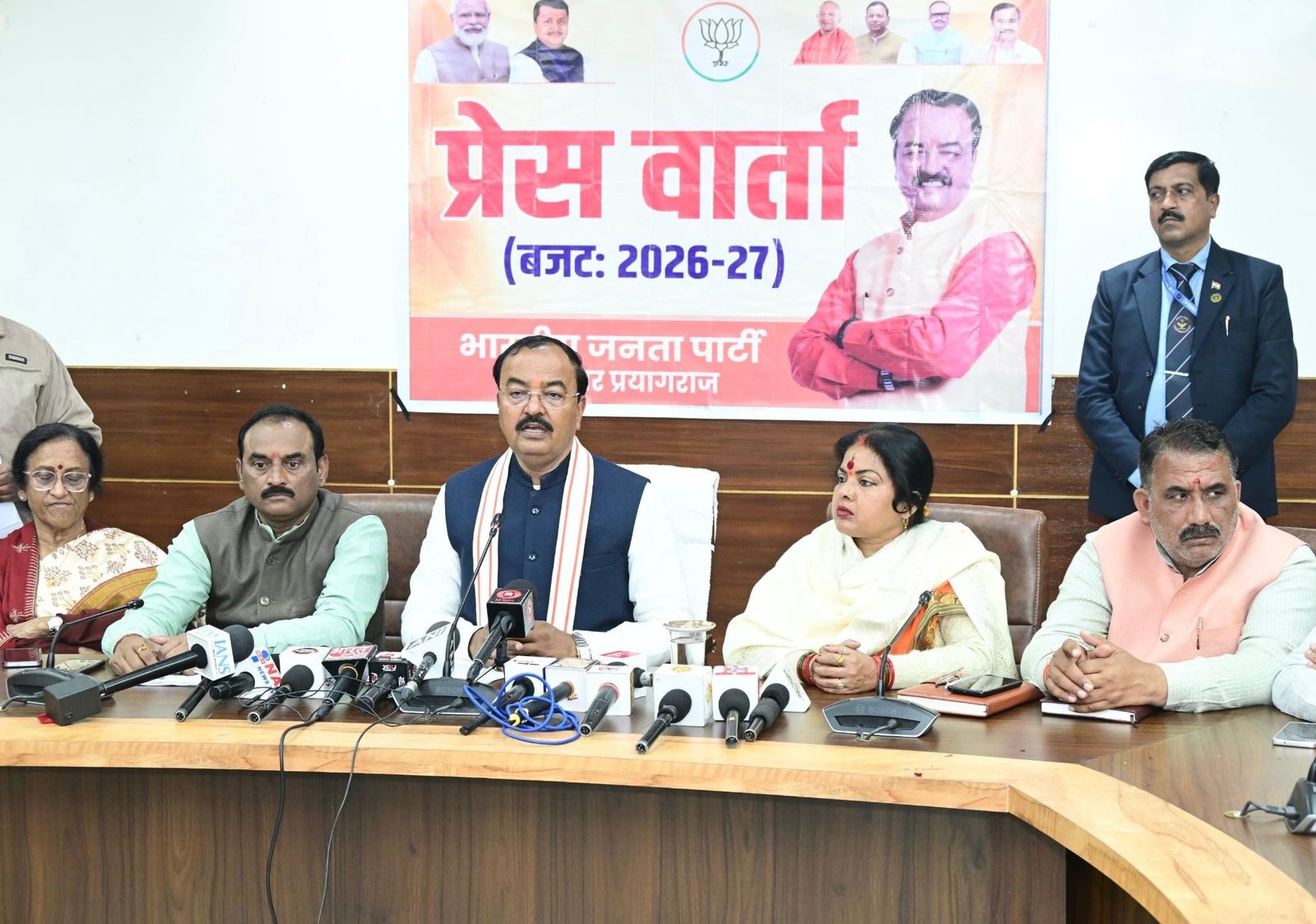 सर्किट हाउस, प्रयागराज में मा. जनप्रतिनिधिगण एवं सम्मानित पार्टी पदाधिकारीगण के साथ बैठक कर केंद्रीय बजट 2026-27 पर पत्रकार बंधुओं से प्रेस वार्ता की।