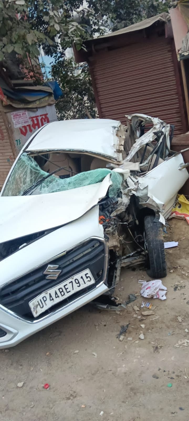 सुल्तानपुर के अमहट चौराहे के पास पिता-पुत्र गंभीर रूप से घायल