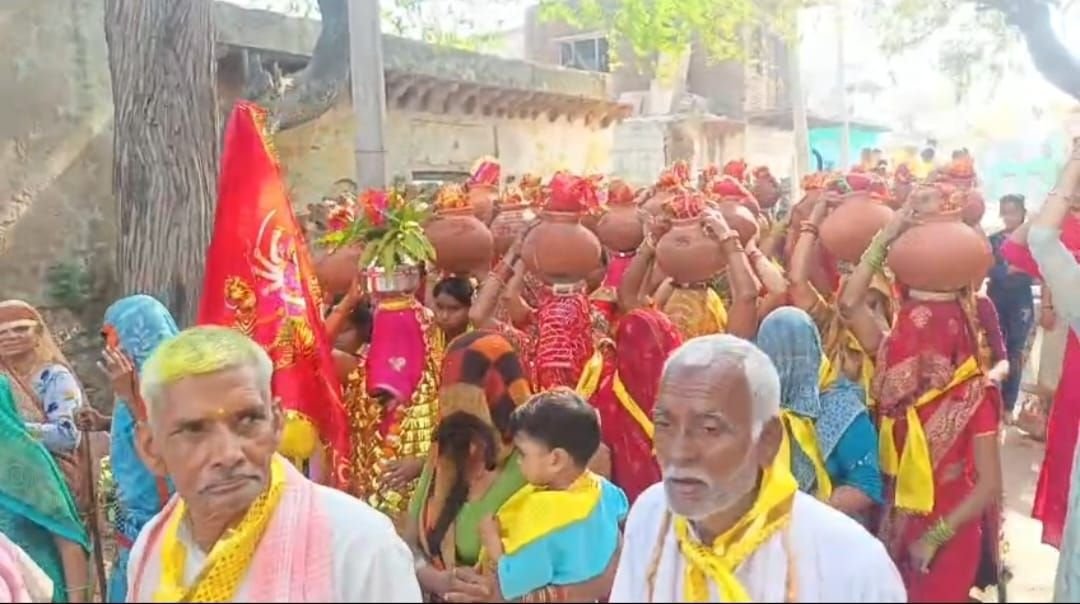 माता रानी की खंडित प्रतिमाओंको लेकर निकली कलश यात्रा ।