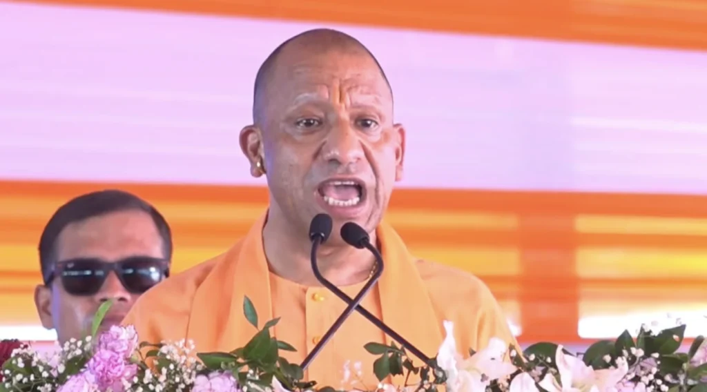 जालौन में ₹1,274 करोड़ लागत की 374 विकास परियोजनाओं के लोकार्पण एवं शिलान्यास कार्यक्रम में सम्मिलित होते मुख्यमंत्री योगी आदित्यनाथ जी।