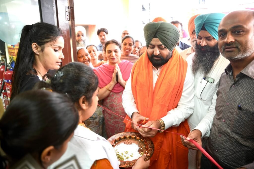 उच्च शिक्षा के 1.28 लाख शिक्षकों को मिलेगी कैशलेस चिकित्सा सुविधा, मुख्यमंत्री रविवार को आगरा में करेंगे योजना का शुभारंभ