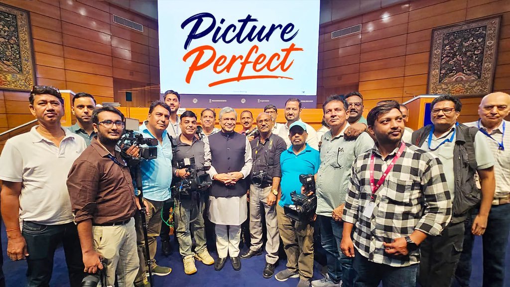Shri Ashwini Vaishnaw Celebrates World Photography Day with Photographers, Camerapersons