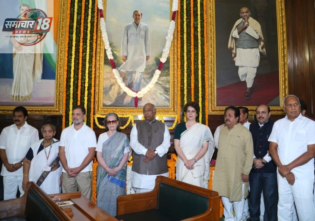 सांसदों ने पूर्व प्रधानमंत्री श्री राजीव गांधी को पुष्पांजलि अर्पित की