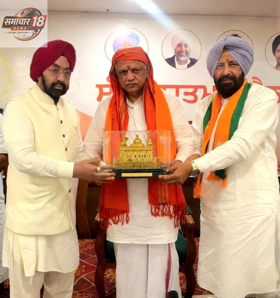 ਰਾਜ ਸਭਾ ਮੈਂਬਰ ਵਿਕਰਮਜੀਤ ਸਾਹਨੀ ਨੇ ਅੰਮ੍ਰਿਤਸਰ ਫੇਰੀ ‘ਤੇ ਸ਼੍ਰੀ ਬੀ.ਐਲ. ਸੰਤੋਸ਼ ਰਾਸ਼ਟਰੀ ਜਨਰਲ ਸਕੱਤਰ (ਸੰਗਠਨ) ਭਾਜਪਾ ਨੂੰ ਗੋਲਡਨ ਟੈਂਪਲ ਦੀ ਪ੍ਰਤੀਕ੍ਰਿਤੀ ਭੇਟ ਕੀਤੀ।