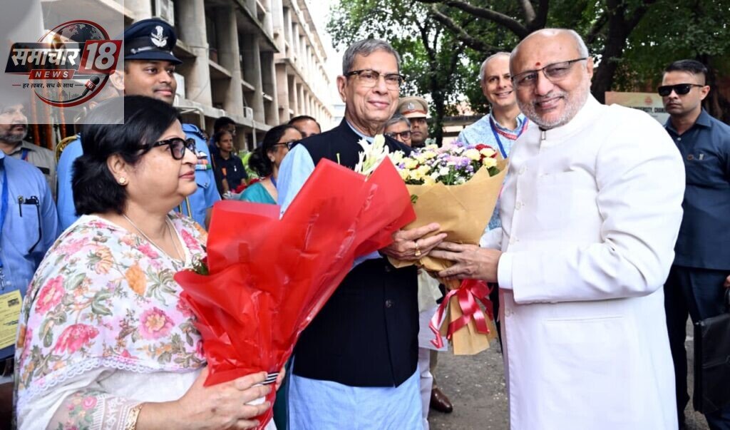 हरियाणा के राज्यपाल प्रो. असीम कुमार घोष 4 सितंबर, 2026 को चंडीगढ़ स्थित पंजाब यूनिवर्सिटी में भारत के उपराष्ट्रपति श्री सी.पी. राधाकृष्णन का स्वागत करते हुए। साथ में हैं, हरियाणा की प्रथम महिला श्रीमती मित्रा घोष।