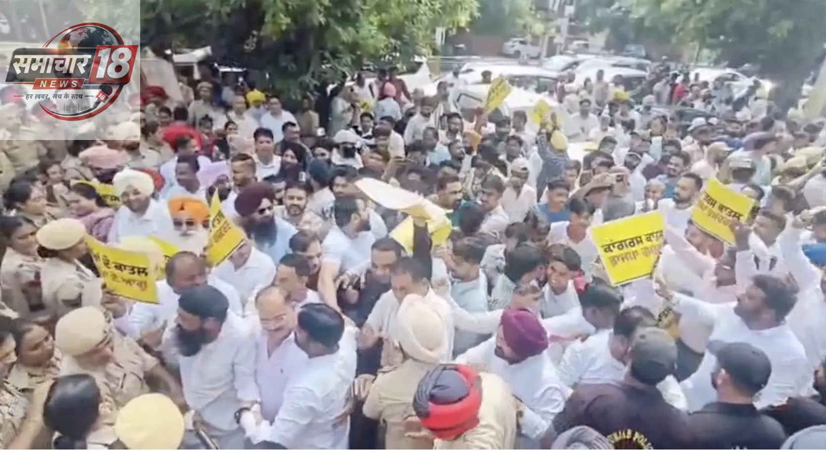 सज्जन कुमार को श्रद्धांजलि वाले भाजपा के सांसदों पर कार्रवाई की मांग करते हुए आम आदमी पार्टी का भाजपा के खिलाफ अमृतसर में प्रदर्शन