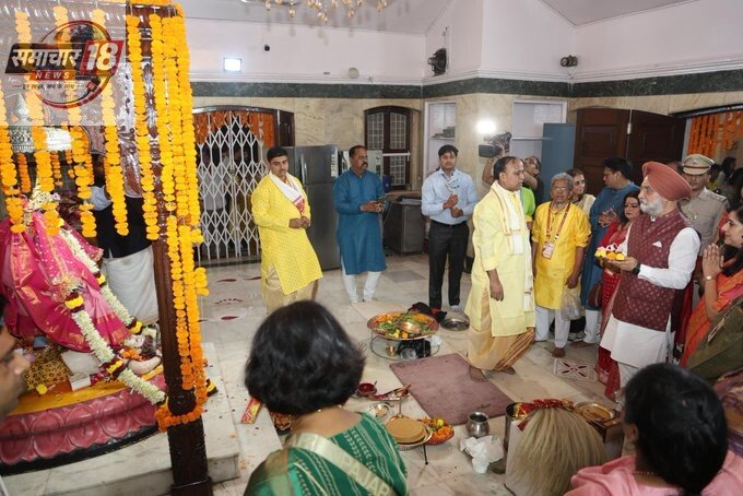 Immersed in the festive fervour of CR Park this evening, I offered prayers at the iconic Kali Bari Mandir and the Cooperative Society Puja Pandal.