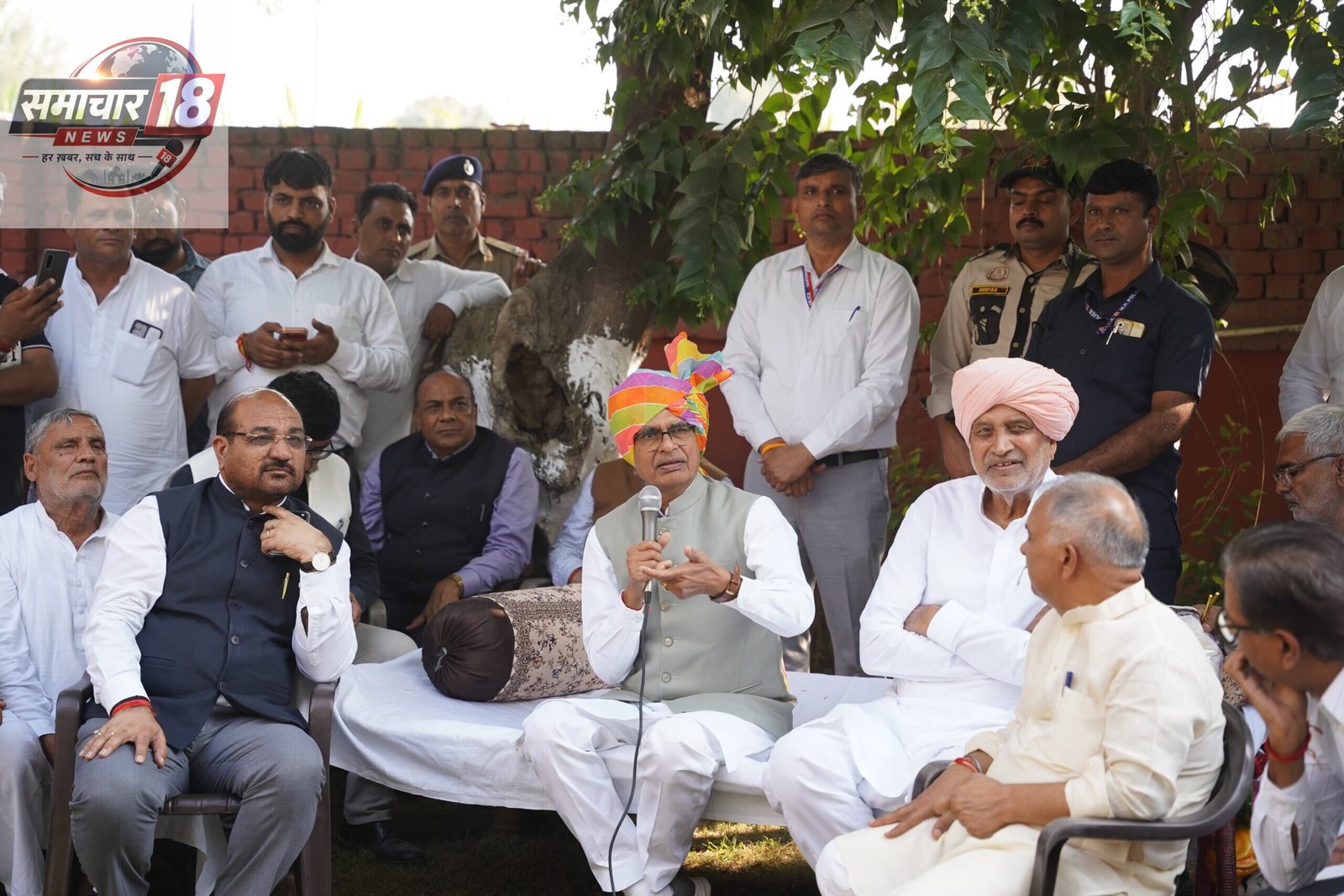 ​हरियाणा के करनाल में ‘खेत बचाओ अभियान’ के दौरान केंद्रीय कृषि मंत्री शिवराज सिंह चौहान ने चौपाल में किया किसानों से सीधा संवाद