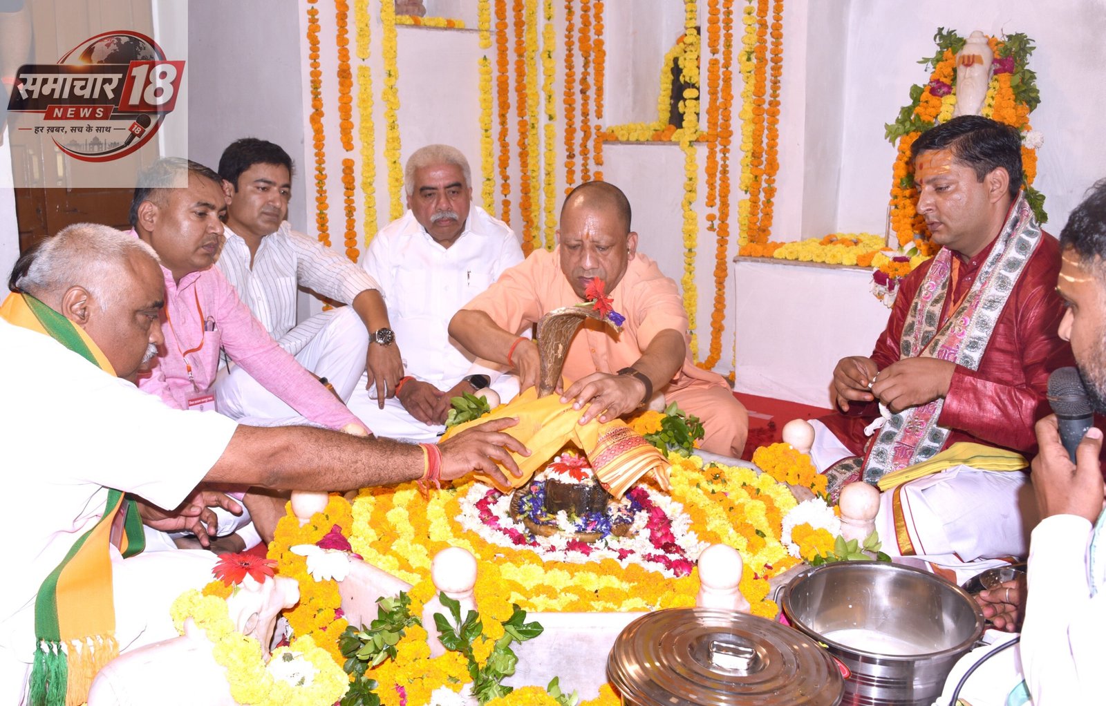 महर्षि वाल्मीकि आश्रम में सीएम योगी ने की पूजा-अर्चना, प्राचीन शिवलिंग और सीता कुटिया के भी किए दर्शन